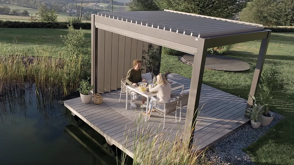 Bioklimatische Pergola mit seitlicher Lamellenwand als Zubeh&ouml;r erh&auml;ltlich